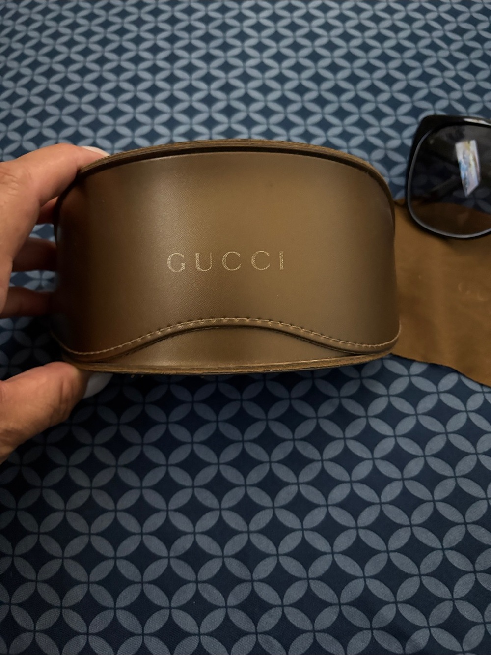 Gucci Black Cat-Eye Sunglasses with Brown Cleaning Cloth - Picture 2 of 4